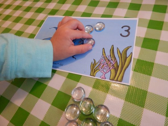 幼儿真的能学会字母表吗？是的，当你把它变得简单有趣的时候！看看我们为2岁儿童举办的字母F活动。