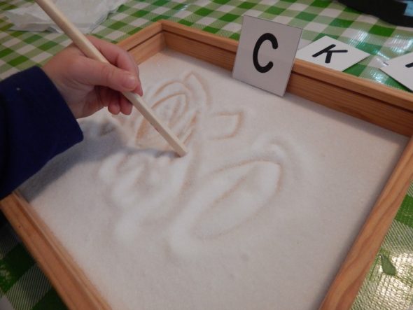 在这个简单的、以游戏为基础的活动集合中找到适合2岁儿童的字母K活动。