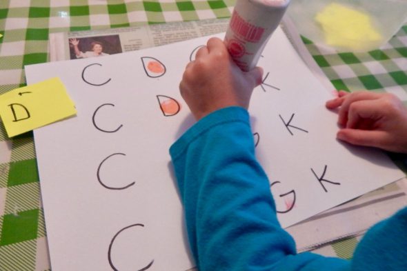 在这个简单的、以游戏为基础的活动集合中找到适合2岁儿童的字母K活动。