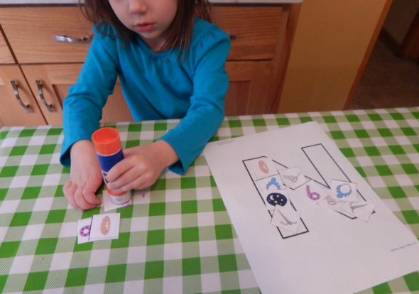 寻找2岁儿童的简单字母N活动？在我们的一周偷看！