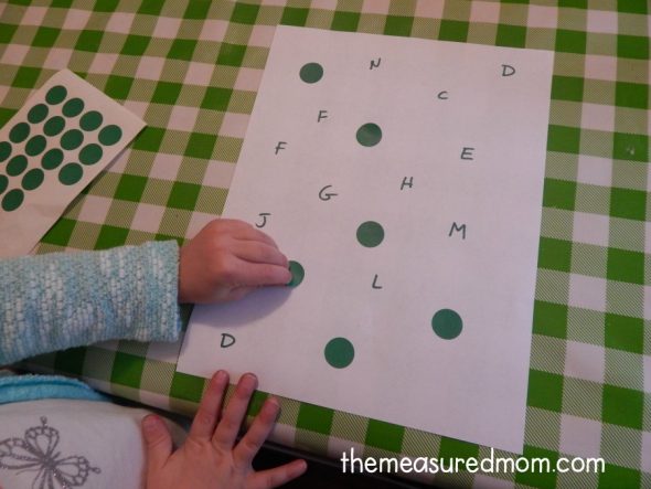 寻找2岁儿童的简单字母N活动？在我们的一周偷看！