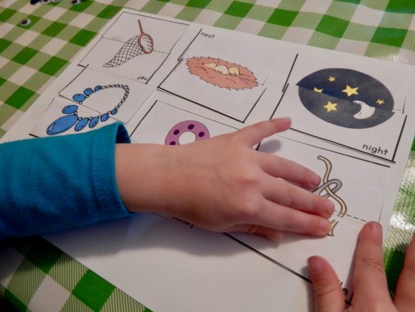 寻找2岁儿童的简单字母N活动？在我们的一周偷看！