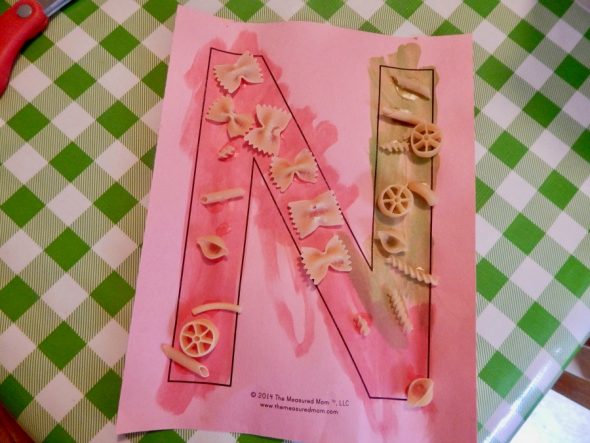 寻找2岁儿童的简单字母N活动？在我们的一周偷看！