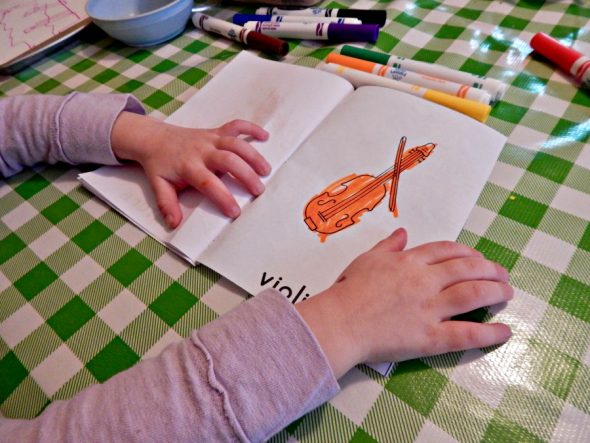 查看2岁的简单字母V活动的集合！