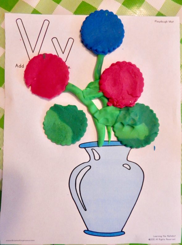 查看2岁的简单字母V活动的集合！