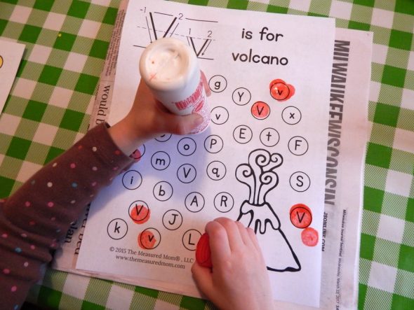 查看2岁的简单字母V活动的集合！