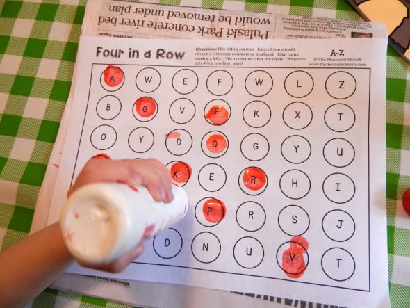 查看2岁的简单字母V活动的集合！