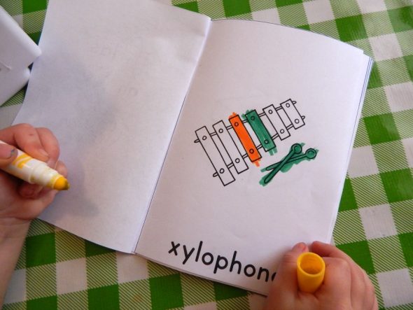 这些字母X的活动对学步儿童和学龄前儿童来说既有趣又简单!