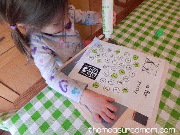 这些字母X的活动对学步儿童和学龄前儿童来说既有趣又简单!