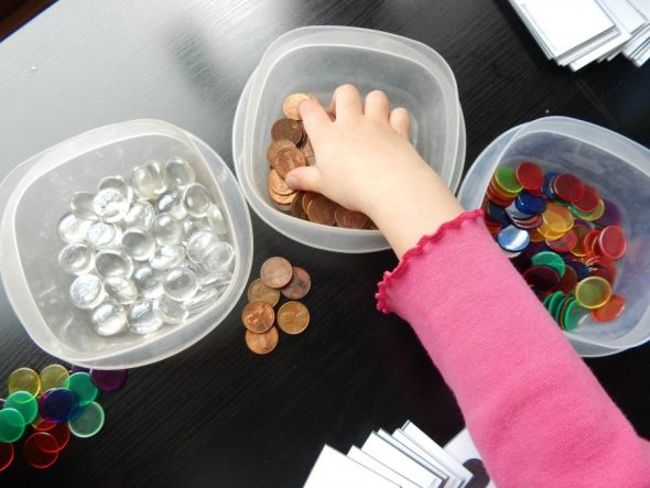 正在寻找一种有趣的、动手操作的方法来教你的学龄前儿童从1数到10?尝试我们的免费打印计数条!