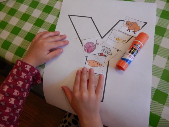 为2岁儿童准备的字母Y活动