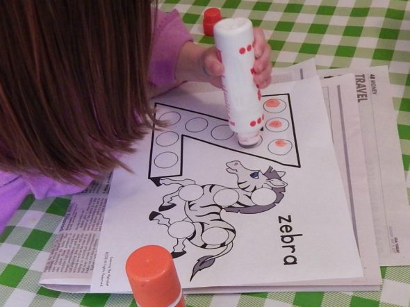 为2岁的孩子尝试一些这些有趣的字母Z活动 - 免费印刷品！