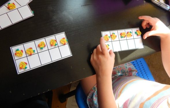 尝试使用五个和十帧的简单计数活动！抓住免费的印刷品！