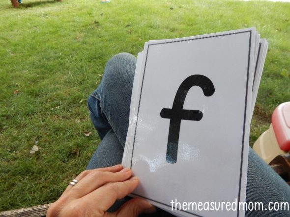 使用这些乐趣（和免费！）字母动作卡学习信件及其声音！