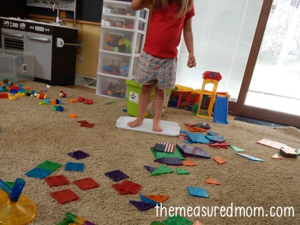 使用这些乐趣（和免费！）字母动作卡学习信件及其声音！