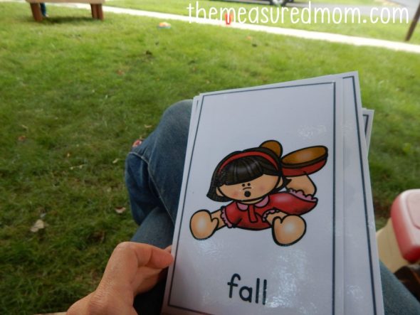 使用这些乐趣（和免费！）字母动作卡学习信件及其声音！