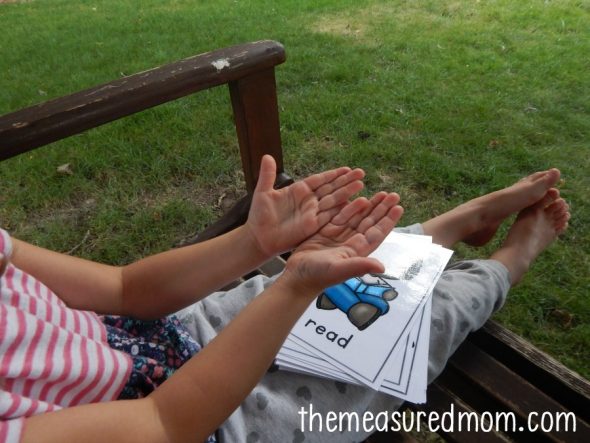 使用这些乐趣（和免费！）字母动作卡学习信件及其声音！