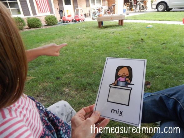 使用这些乐趣（和免费！）字母动作卡学习信件及其声音！