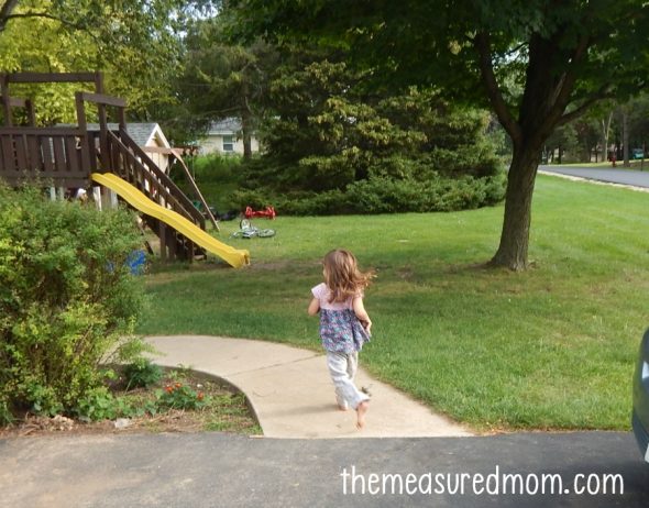 使用这些乐趣（和免费！）字母动作卡学习信件及其声音！