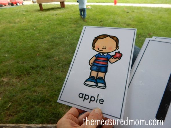 使用这些乐趣（和免费！）字母动作卡学习信件及其声音！