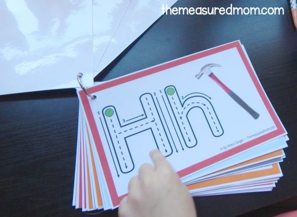 打印此免费字母跟踪书，为学习学习字母！