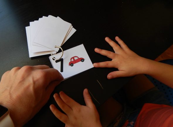 使用数字卡的孩子