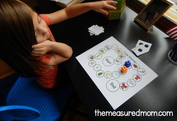 孩子在玩押韵游戏