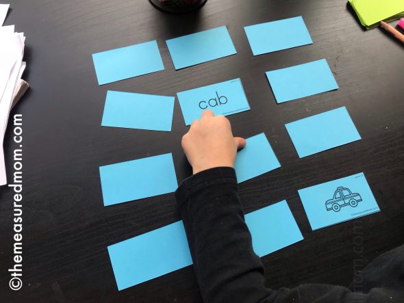 孩子玩匹配游戏