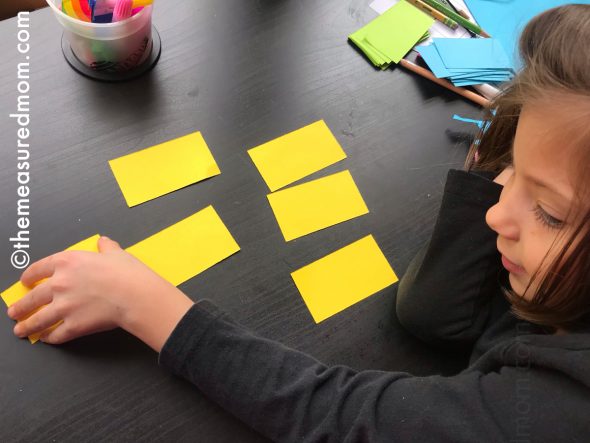 孩子玩匹配游戏